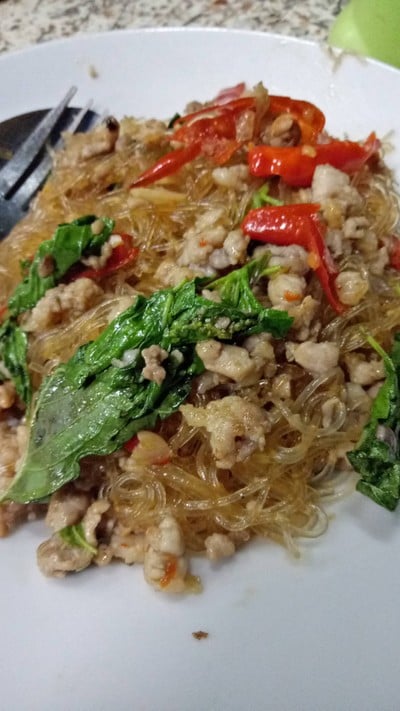 ผัดกระเพาวุ้นเส้น