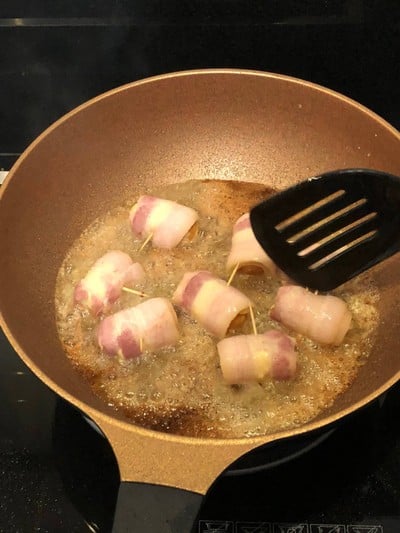 วิธีทำ เบคอนพันไส้กรอกชีส กินเล่นยามว่าง แต่อิ่มจริง ;p วิธีทำ เบคอนพันไส้กรอกชีส กินเล่นยามว่าง แต่อิ่มจริง ;p
