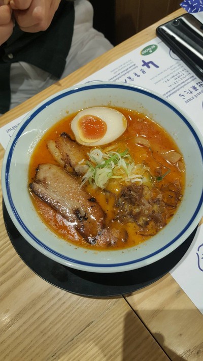 สไปซี่ทงคตสึคาคูนิราเมน