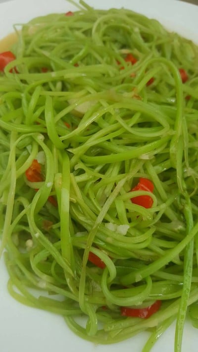 ผัดผักบุ้งฝอยไฟเเดง