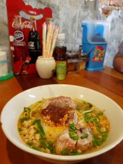 ก๋วยเตี๋ยวในรู ถนนนางงาม