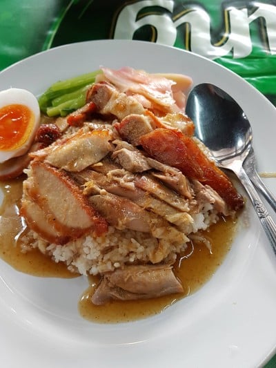 ข้าวหมูแดงหมูกรอบ