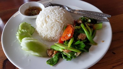 คะน้าปลาเค็มราดข้าว