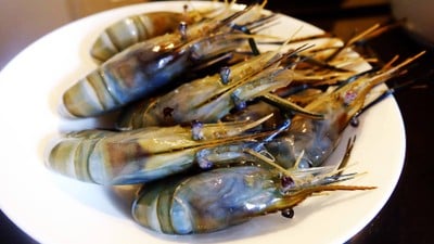 วิธีทำ กุ้งแม่น้ำคั่วเกลือ