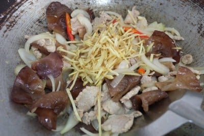 วิธีทำ หมูผัดขิง วิธีทำ หมูผัดขิง