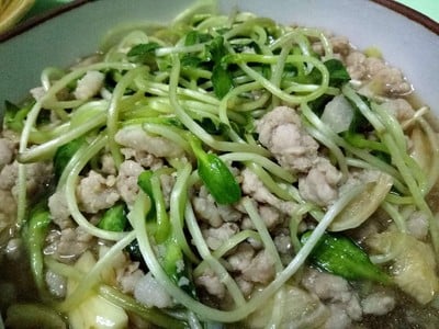 ต้นอ่อนทานตะวันผัดหมูสับ