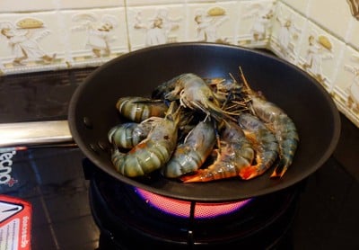 วิธีทำ กุ้งแม่น้ำคั่วเกลือ