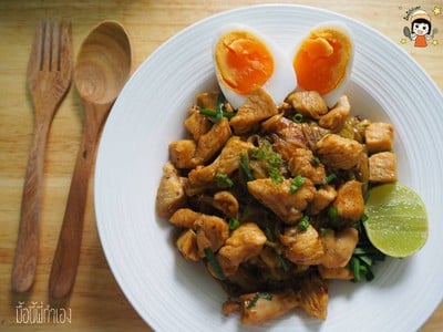  ผัดหมี่โคราชอกไก่ ไข่ยางมะตูม