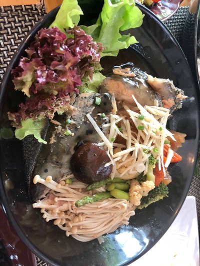 หัวปลาแซลม่อนต้มซีอิ้ว