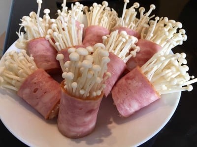 วิธีทำ เบคอนพันเห็ดเข็มทอง วิธีทำ เบคอนพันเห็ดเข็มทอง