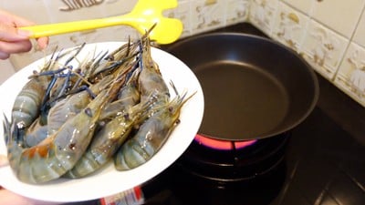 วิธีทำ กุ้งแม่น้ำคั่วเกลือ