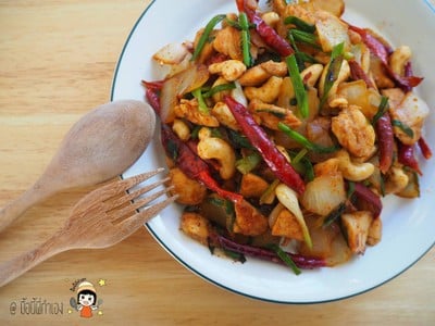 ไก่ผัดเม็ดมะม่วงน้ำพริกเผา
