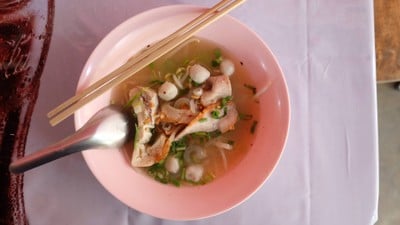 ก๋วยเตี๋ยวแคะ (เซี่ยงไฮ้) ต้มยำ