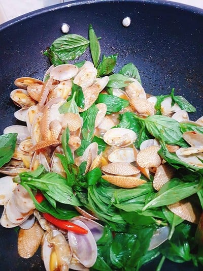 ผัดผัวเบื่อ (ผัดหอยลาย)