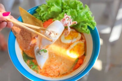 ก๋วยเตี๋ยวต้มยำปลาหมึกยัดไส้ไข่ตูม