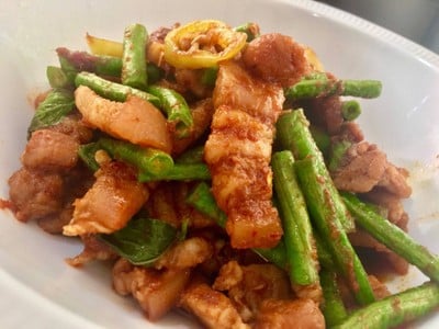 ผัดเผ็ดถั่วฝักยาวหมูสามชั้น