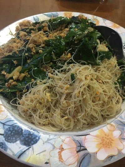 เส้นหมี่ผัดหมูสับไข่ใส่ใบเหลียง