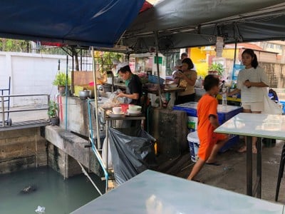 บรรยากาศ หน่องริมคลอง ( Nhong Rimklong ) เอกมัย