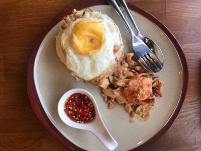 ข้าวกระเพราไข่ดาว