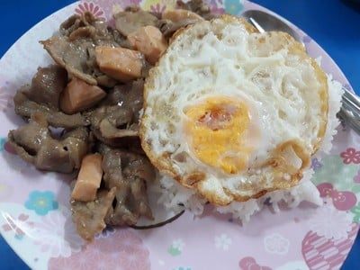 แซลมอนหมูผัดน้ำมันหอยไข่ดาว