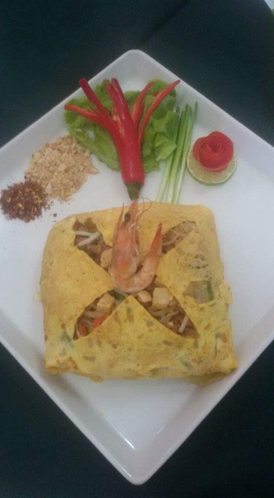 ผัดไทยกุ้งสดห่อไข่