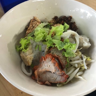 เกี๊ยวปลาแห้งยำ