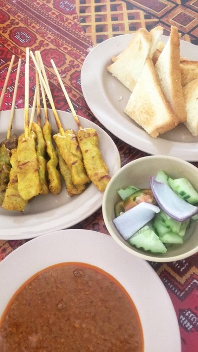 หมูสะเต๊ะและไส้อ่อนสะเต๊ะ