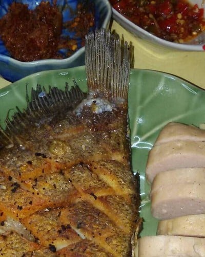 ปลาทอด หมูยอ จิ้มแจ่ว