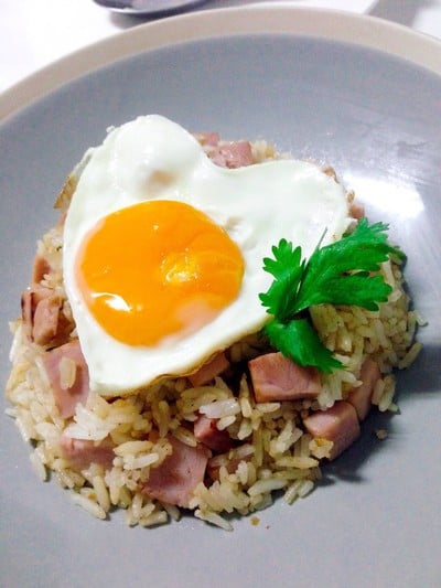 วิธีทำ ข้าวผัดกระเทียมแฮม ไข่ดาว วิธีทำ ข้าวผัดกระเทียมแฮม ไข่ดาว