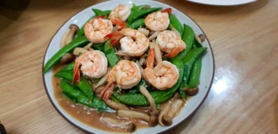 ถั่วลันเตาผัดเห็ดชิเมจิดำกุ้งสด