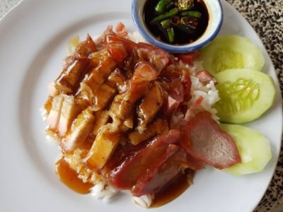 ข้าวหมูแดง หมูกรอบ 