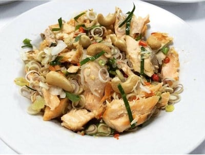 ยำแซลมอนถั่วมะม่วงหิมพานต์