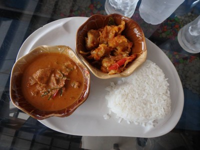 ข้าว + พะแนงหมู + ผัดเผ็ดลูกชิ้น