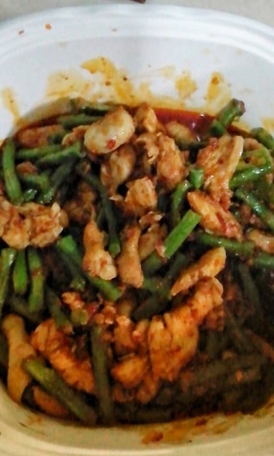 ไก่ผัดพริกขิงถั่วฝักยาว