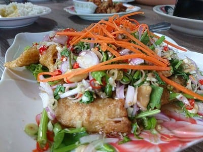 ปลากระพงยำตะไคร้