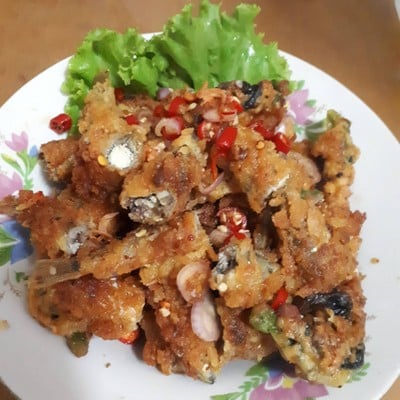 ยำปลาไข่ทอดกรอบ