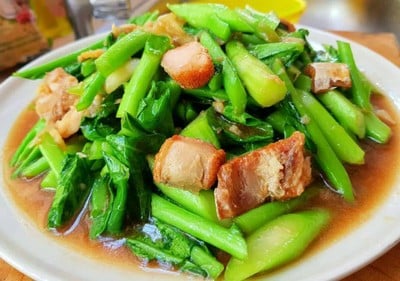 คะน้าหมูกรอบ