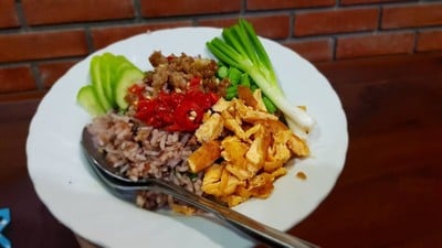 ข้าวคลุกกะปิ (สูตร : มีอะไรในตู้เย็นให้ทำข้าวคลุกกะปินะ)