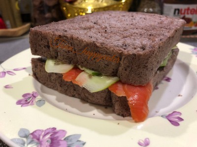 วิธีทำ Smoked Salmon Cucumber Sandwich 