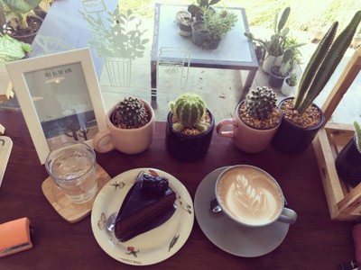 มอคค่าร้อน + เค้กช็อคโกเลต