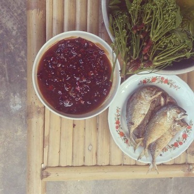 สะเดาน้ำปลาหวาน ปลาทูทอด สะเดาน้ำปลาหวาน ปลาทูทอด