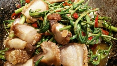 ผัดผักกระเฉดไฟแดงหมูกรอบ