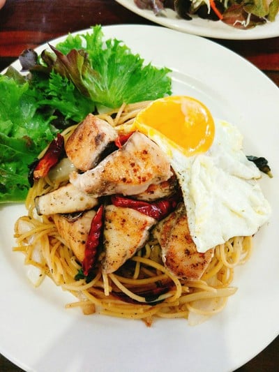 สปาเกตตี้ผัดพริกแห้งปลาอินทรีย์ สปาเกตตี้ผัดพริกแห้งปลาอินทรีย์