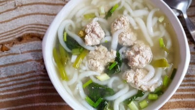 เกี๊ยมอี๋หมูสับใส่ผักบุ้ง