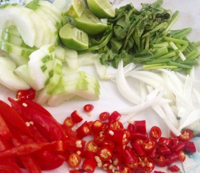 วิธีทำ ยำไข่ดาวกรอบลุยสวน(ผัก)