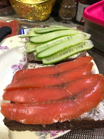 วิธีทำ Smoked Salmon Cucumber Sandwich 