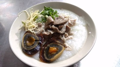 โจ๊ก เครื่องใน+ไข่เยี่ยวม้า ราคา45บาท