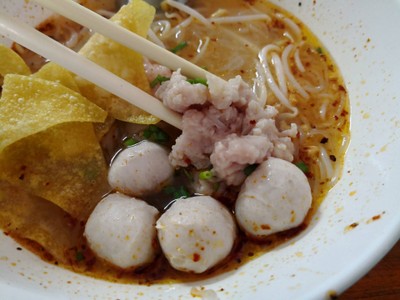 เส้นเล็กต้มยำ
