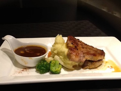 ร้านเราไม่ได้มีดีแค่ Cocktail ยังมีอาหารจานหลักที่อร่อยไม่แพ้กับหน้าตา