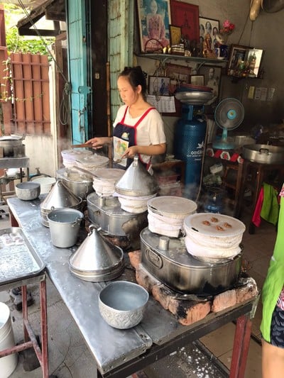 บรรยากาศ ข้าวเกรียบปากหม้อ สาคูไส้หมูลุงขจรวัดเกต